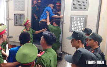 Giải quyết mâu thuẫn bằng dao và bom xăng: 44 bị cáo nhận hơn 100 năm tù