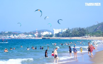 Du khách đổ về bãi biển Nha Trang trước thềm Festival Biển 2026