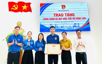Trao Huy hiệu 'Tuổi trẻ dũng cảm' cho nam sinh lao ra biển cứu hai trẻ em