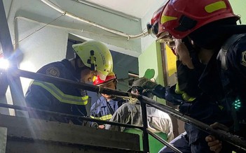 Nghẹt thở giải cứu người đàn ông bị thương, mắc kẹt trên tầng 4 ở TP.HCM