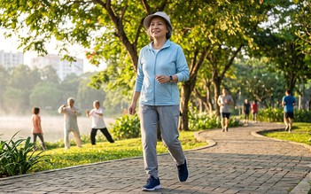 Người trên 60 tuổi nên đi bộ như thế nào để tránh chấn thương?