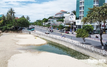 Vì sao nước đen lại tràn ra biển Hòn Chồng?