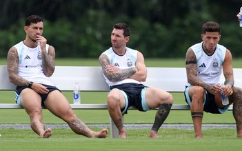 Messi có hành động lạ khi vào chung kết World Cup, gặp  trọng tài từng không đem lại may mắn