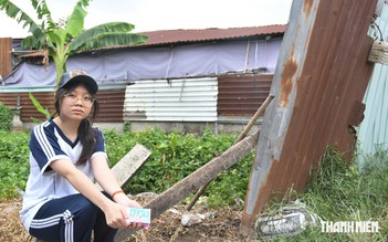 Xin giúp đỡ cô học trò mẹ mất, ba bệnh tật lang thang bán vé số