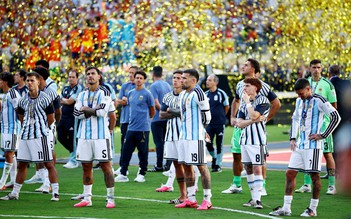 Đội tuyển Argentina bị chỉ trích không fair-play, quay lưng khi Tây Ban Nha nâng cúp vô địch World Cup