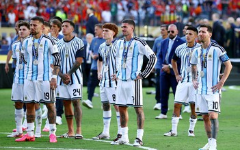 Đội tuyển Argentina trở về nước trong cơn đượm buồn, tại sao Messi ở lại Mỹ?