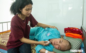 Mẹ lâm trọng bệnh, 2 con có nguy cơ nghỉ học