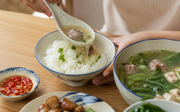 Ăn cơm chan canh: Mềm dễ tiêu hay hại sức khỏe?