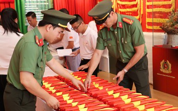 Công an TP.HCM tiếp nhận hơn 150 di ảnh liệt sĩ phục dựng để trao tặng thân nhân