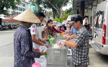 Những suất cơm trao gửi yêu thương