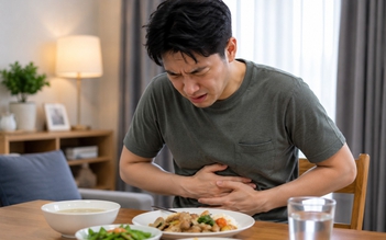 Vì sao vừa ăn xong là đau bụng? Bác sĩ nêu nguyên nhân thường gặp