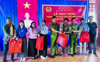Quảng Ngãi: Đồng bào Xơ Đăng đổi súng tự chế lấy quà