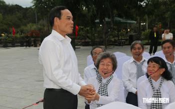 Bí thư Thành ủy TP.HCM Trần Lưu Quang thắp nến tri ân ở Nghĩa trang Hàng Dương