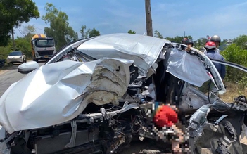Ô tô biến dạng sau cú tông mạnh vào gốc cây, tài xế 19 tuổi tử vong