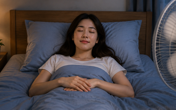 Trời nóng, ngủ bật quạt suốt đêm: Bác sĩ dặn nhớ làm điều này!