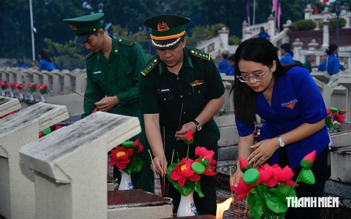 Hơn 400 đoàn viên thắp nến tri ân tại Cà Mau