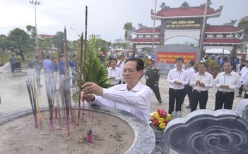 Nguyên Thủ tướng Nguyễn Tấn Dũng dự lễ giỗ anh hùng, liệt sĩ ở tỉnh An Giang