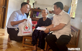 Hội Nhà báo và Hội Chữ thập đỏ tỉnh Khánh Hòa tặng quà gia đình chính sách