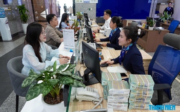 Vì sao tiền ùn ùn vào ngân hàng?