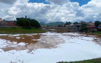 Công an vào cuộc xác minh vụ bọt trắng nổi như tuyết trên sông Kỳ Cùng