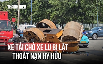 Hy hữu: Xe tải chở xe lu bất ngờ lật trên đường, 2 người thoát nạn trong gang tấc