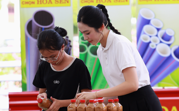 Á hậu Việt bật khóc nức nở, làm điều đặc biệt cho cô bé 15 tuổi