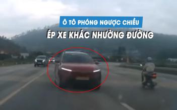 Kinh hoàng ô tô chạy ngược chiều, ép xe đi đúng luật phải nhường đường