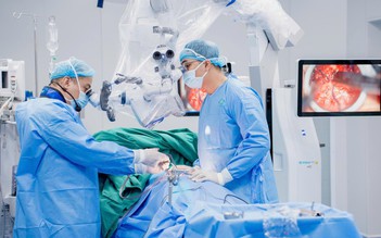 Kính vi phẫu tích hợp AI nâng độ chính xác trong phẫu thuật thần kinh
