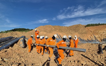 Ảnh dự thi: Công nhân ngành điện thành phố mang tên Bác trên quê hương của Người