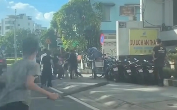 Xôn xao clip nhóm thanh thiếu niên đánh nhau loạn xạ trên đường