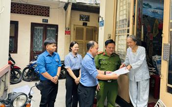 Chuyện về 'đội xung kích' chứng thực chữ ký tại nhà ở TP.HCM