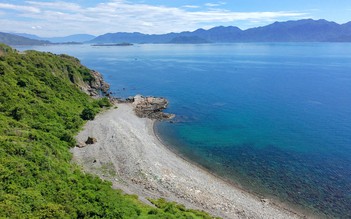Bãi biển không cát hoang sơ ở Nha Trang thu hút du khách