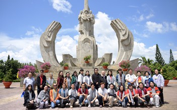 Thanh Hằng, Hữu Quốc, Bình Tinh về nguồn, nghẹn lòng trước những mất mát chiến tranh