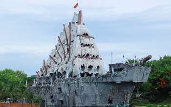 Độc đáo thủy cung trong con tàu 'hóa thạch' giữa vịnh Nha Trang