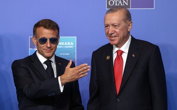 Tổng thống Thổ Nhĩ Kỳ tặng súng cho các lãnh đạo NATO