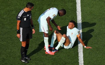 Pháp nín thở khi Mbappe tập tễnh rời sân: 'Không sao, tôi ổn'