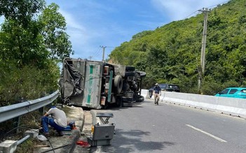 Lật xe tải, đường nối Nha Trang với sân bay Cam Ranh ùn tắc nghiêm trọng