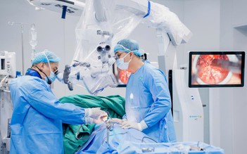 Ứng dụng kính vi phẫu AI-ZEISS KINEVO 900S trong điều trị thoát vị đĩa đệm