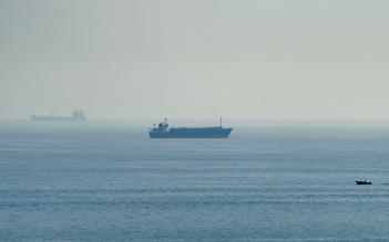 Iran cáo buộc Mỹ leo thang, 2 tàu dầu bị không kích gần eo biển Hormuz