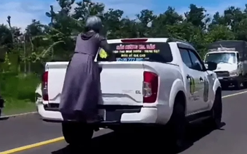 Sự thật clip người phụ nữ đu sau thùng xe bán tải livestream bán sầu riêng