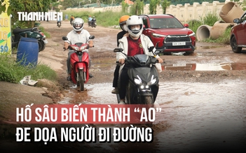 Tuyến đường 500 m ngập hố sâu, người dân khổ sở: 'Xe tông, té là chuyện bình thường'