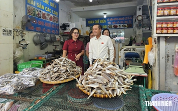 Phó chủ tịch HĐND TP.HCM Huỳnh Thanh Nhân kiểm tra an toàn thực phẩm chợ Xóm Lưới
