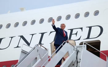 Tranh cãi màn dàn dựng chuyên cơ làm ‘mồi nhử’ để bảo vệ ông Trump