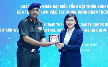 Chị Hồ Hồng Nguyên tiếp xã giao đoàn đại biểu Tổng đội Thiếu sinh quân Ấn Độ