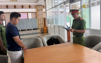 Khởi tố bị can cướp giật xe máy bằng chiêu 'làm rơi ví'