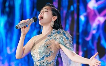 Lệ Quyên hát 'Biển tình' trước dàn người đẹp Hoa hậu Thế giới