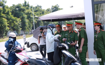 Phụ huynh đưa con đi thi lại tại Trường chuyên Tuyên Quang: Mong khách quan, công bằng