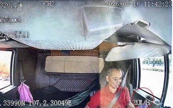 Dùng điện thoại khi lái xe, hơn 1 giờ sau tài xế vẫn bị CSGT phát hiện