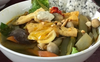 Tô bún chay Huế có hơn 10 nguyên liệu, điều gì làm nên hương vị đặc trưng?