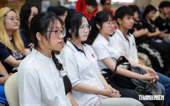 Sinh viên có thể học song ngành báo chí, tâm lý học, ngôn ngữ Anh năm thứ hai